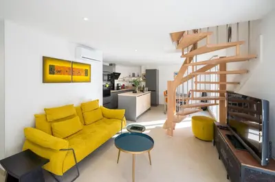 Coin salon dans l'établissement Les Voiles d Azur, Duplex moderne avec vue sur le port et la mer, à 2 minutes des plages