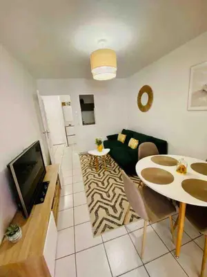 Télévision ou salle de divertissement dans l'établissement Charming apartment 100m from the beach