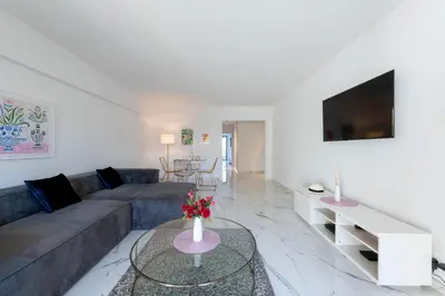 Télévision ou salle de divertissement dans l'établissement Spacious 2-Br Apartment in a Residence with Pool