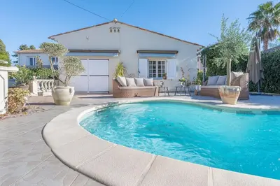 Piscine de l'établissement Villa cap d 'Antibes Salis Beach 30 meters ou située à proximité