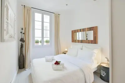 Un ou plusieurs lits dans un hébergement de l'établissement VIEUX MURS - Brand new flat for 4, AC, WIFI center old Antibes