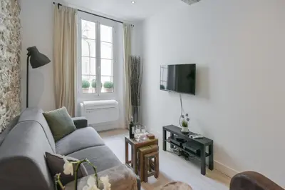Télévision ou salle de divertissement dans l'établissement VIEUX MURS - Brand new flat for 4, AC, WIFI center old Antibes