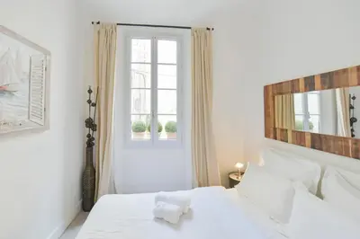 Un ou plusieurs lits dans un hébergement de l'établissement VIEUX MURS - Brand new flat for 4, AC, WIFI center old Antibes