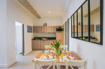 Cuisine ou kitchenette dans l'établissement VIEUX MURS - Brand new flat for 4, AC, WIFI center old Antibes