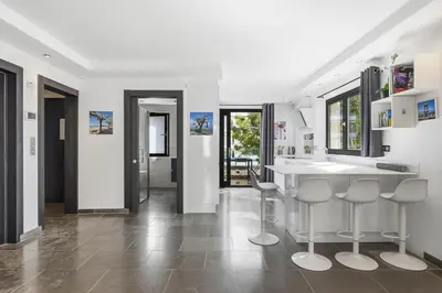 Plan de l'établissement AgarrusRentals 70m2, 2 chambres pour 4 Personnes avec bébé avec Terrasses a 200m des Plages, Palmbee Cannes
