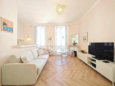 Télévision ou salle de divertissement dans l'établissement Viva Riviera 5 Rue Florian
