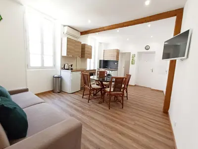 Télévision ou salle de divertissement dans l'établissement Viva Riviera 6 Rue Commandant André