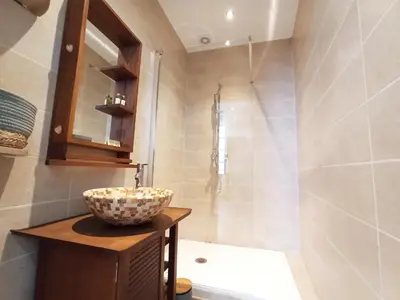 Salle de bains dans l'établissement Viva Riviera 6 Rue Commandant André