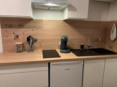 Cuisine ou kitchenette dans l'établissement Cosy Apartment in Cannes, AC, WiFi, 15min Palais