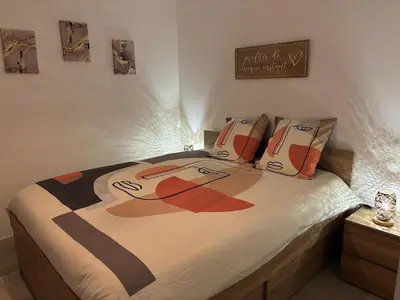 Un ou plusieurs lits dans un hébergement de l'établissement Cosy Apartment in Cannes, AC, WiFi, 15min Palais