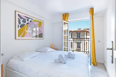 Un ou plusieurs lits dans un hébergement de l'établissement MILADY-Perle neuve, wifi, climatisée, Centre d'Antibes au calme
