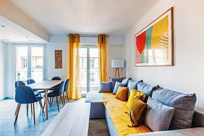 Coin salon dans l'établissement MILADY-Perle neuve, wifi, climatisée, Centre d'Antibes au calme