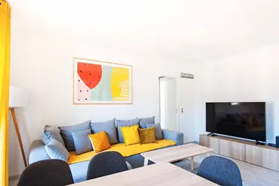 Télévision ou salle de divertissement dans l'établissement MILADY-Perle neuve, wifi, climatisée, Centre d'Antibes au calme