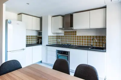 Cuisine ou kitchenette dans l'établissement MILADY-Perle neuve, wifi, climatisée, Centre d'Antibes au calme