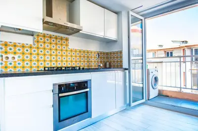 Cuisine ou kitchenette dans l'établissement MILADY-Perle neuve, wifi, climatisée, Centre d'Antibes au calme