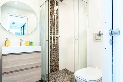 Salle de bains dans l'établissement MILADY-Perle neuve, wifi, climatisée, Centre d'Antibes au calme