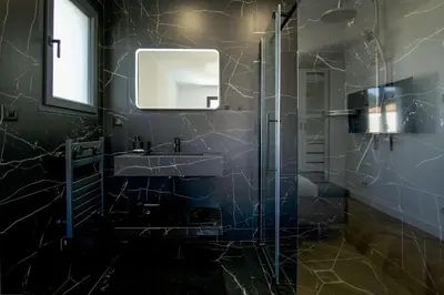 Salle de bains dans l'établissement LX133 Villa jardin, piscine privée et calme absolu