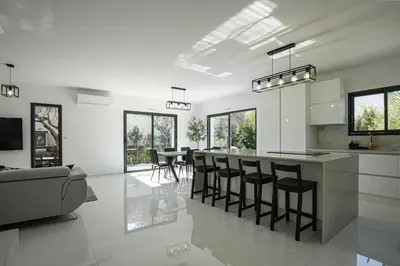 Cuisine ou kitchenette dans l'établissement LX133 Villa jardin, piscine privée et calme absolu