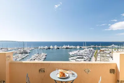 Vue générale sur la mer ou vue sur la mer prise depuis l'appartement