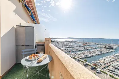 Vue générale sur la mer ou vue sur la mer prise depuis l'appartement