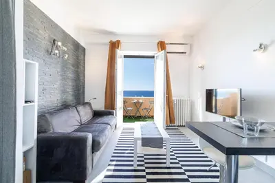 Coin salon dans l'établissement GRAND PALAIS - Beautiful top floor studio - Sea front with AC