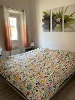 Un ou plusieurs lits dans un hébergement de l'établissement Bright and airy apartment for 2 guests near Marché Provencal