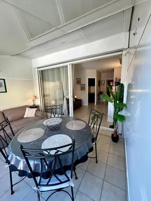 Coin salon dans l'établissement Cosy studio near La Croisette and the beach