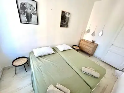 Un ou plusieurs lits dans un hébergement de l'établissement Appartement moderne à Juans les Pins de 60 m² avec parking
