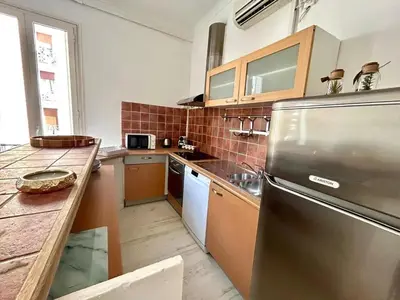 Cuisine ou kitchenette dans l'établissement Appartement moderne à Juans les Pins de 60 m² avec parking