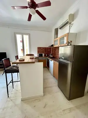 Cuisine ou kitchenette dans l'établissement Appartement moderne à Juans les Pins de 60 m² avec parking