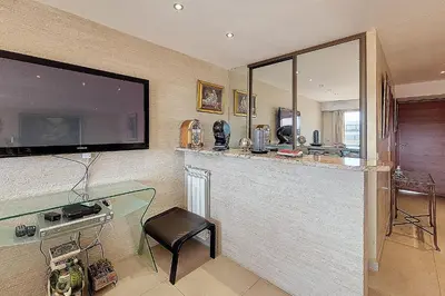 Télévision ou salle de divertissement dans l'établissement HENRI CAMILLE REAL ESTATE - Kent - Huge 2 bedrooms appt - 5 min Croisette