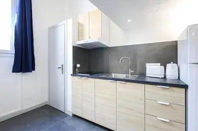 Cuisine ou kitchenette dans l'établissement Cannes Sun, appart'hôtels