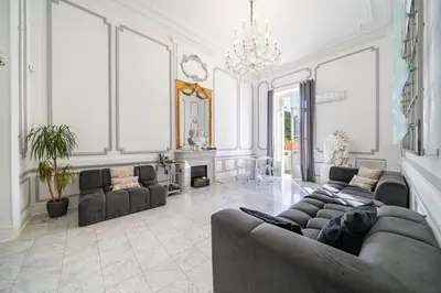 Coin salon dans l'établissement Prestige Cannes Alexandre III Terrace 2bdr by B'Your Home