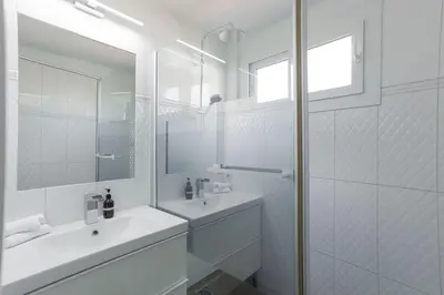 Salle de bains dans l'établissement Diplomate - 2 chambres, 15mn du Palais, charmant, balcon, clim