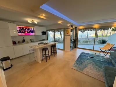 Cuisine ou kitchenette dans l'établissement Le Romance - Palm Beach - Sea View - Wi-Fi - Air Conditioning