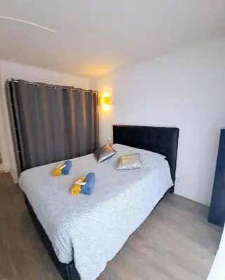 Un ou plusieurs lits dans un hébergement de l'établissement 4 - Person Apartment with Sea View terrace