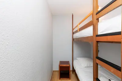 Un ou plusieurs lits superposés dans un hébergement de l'établissement LERINS Appartement rénové Idéal famille Plages de juan les Pins à 200m Tout confort & parking