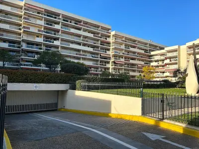 Plan de l'établissement L'ESTIVALIERE - Golfe Juan - Confortable T3 vue mer - climatise et garage ferme