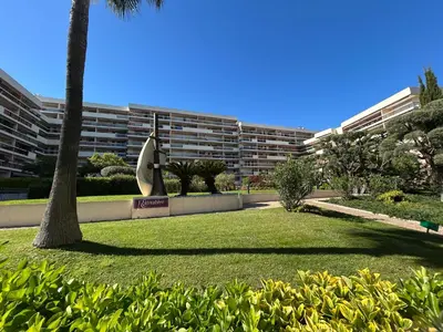 Plan de l'établissement L'ESTIVALIERE - Golfe Juan - Confortable T3 vue mer - climatise et garage ferme