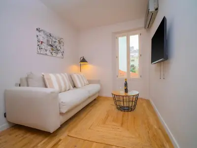 Télévision ou salle de divertissement dans l'établissement #202-Heart of Vieil Antibes - Place Nationale-High-End Newly Renovated & Furnished Appartment