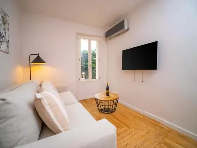 Télévision ou salle de divertissement dans l'établissement #202-Heart of Vieil Antibes - Place Nationale-High-End Newly Renovated & Furnished Appartment