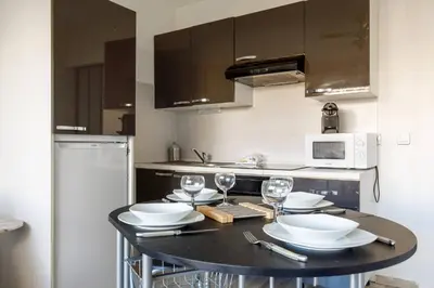 Cuisine ou kitchenette dans l'établissement COCO - Beau 2 P climatisé wifi terrasse piscine