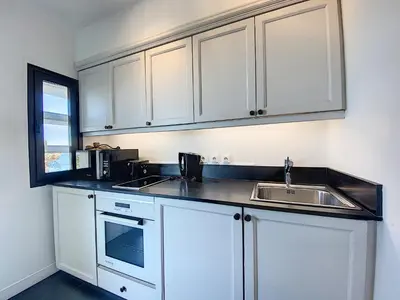 Cuisine ou kitchenette dans l'établissement 1-bedroom beachfront apartment with sea view