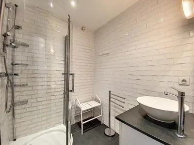 Salle de bains dans l'établissement 1-bedroom beachfront apartment with sea view