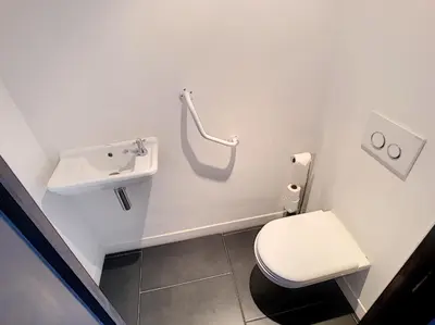 Salle de bains dans l'établissement 1-bedroom beachfront apartment with sea view
