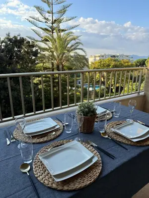 Balcon ou terrasse dans l'établissement Chic 2 bedroom with Huge Terrace and Pool Cannes