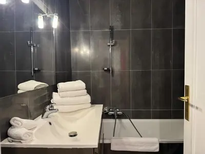 Salle de bains dans l'établissement Chic 2 bedroom with Huge Terrace and Pool Cannes