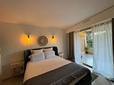 Un ou plusieurs lits dans un hébergement de l'établissement Chic 2 bedroom with Huge Terrace and Pool Cannes