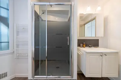 Salle de bains dans l'établissement 1-Br Apartment in Cannes Walk to the Beach