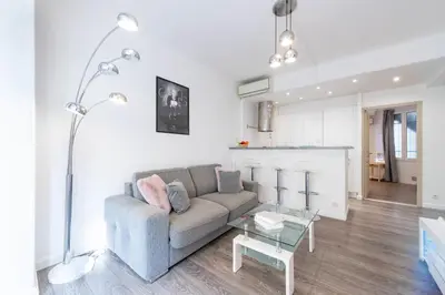 Coin salon dans l'établissement 1-Br Apartment in Cannes Walk to the Beach